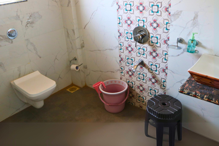 Bathroom, Melody 24 East Resort, Satara