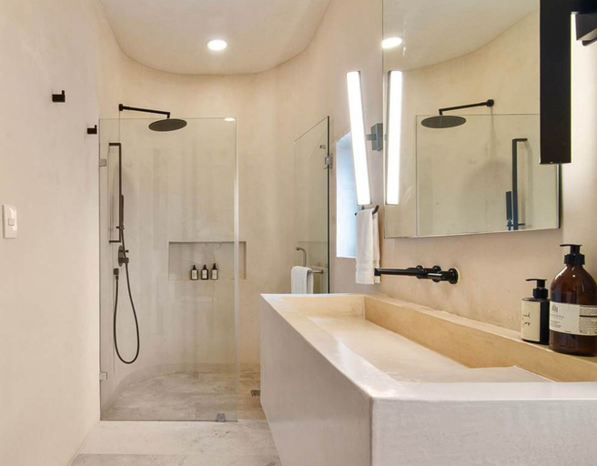 Room 2, Prime 5th Ave Stay - 4BR With King Beds City Views, Cozumel