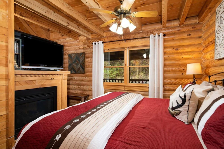 Room 2, Cozy Upscale Cabin w Fireplace Hot Tub, Sevier