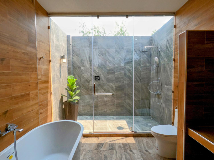 Bathroom 4, Isan Golf & Adventure Hotel, Phen