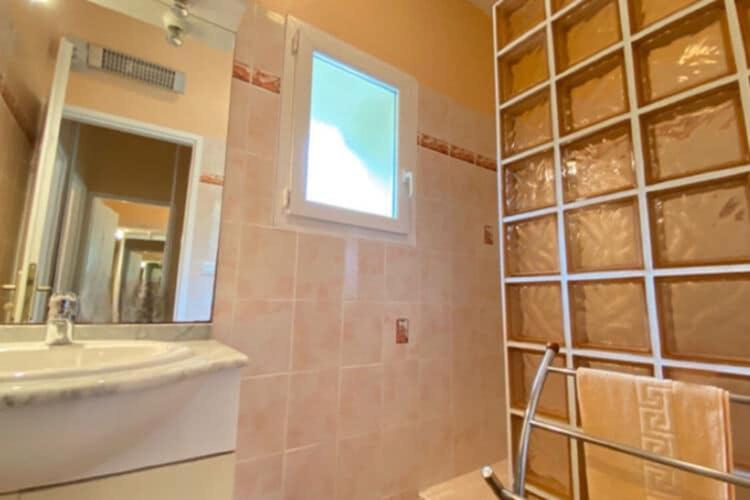 Bathroom 3, Semi-detached house on a vineyard, Talais, Gironde