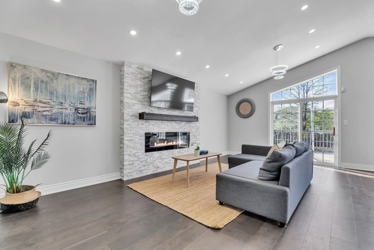 Room 5, High-ceiling Home Relaxing Patio in Waterloo, Waterloo