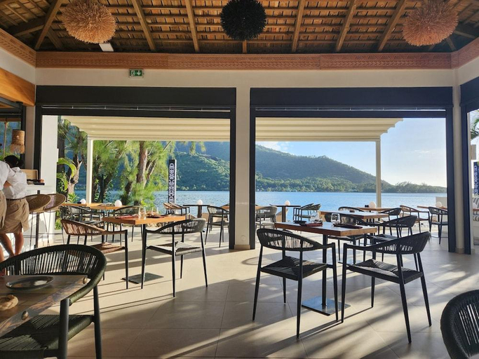Food & Drinks 5, Cook's Bay Hotel and Suites