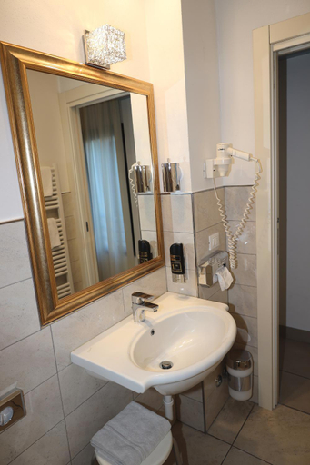 Bathroom 5, Hotel Ristorante Continental, Bergamo