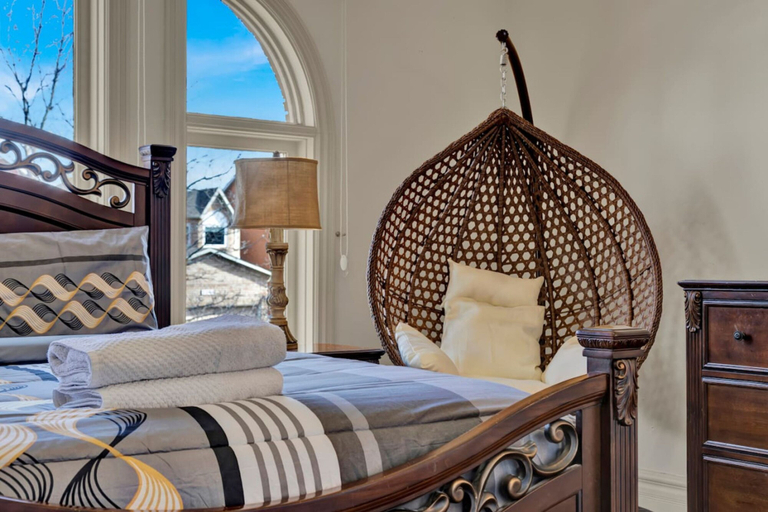 Room 5, Mississauga Retreat Your Spacious 5-bedroom Home, Peel