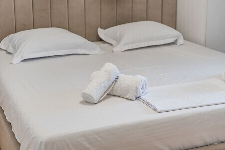 Room 5, Spacious Stay in the Heart of Tirana, Tirana