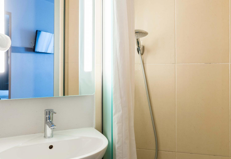 Bathroom 4, B&B HOTEL Troyes Saint-Parres-aux-Tertres, Aube