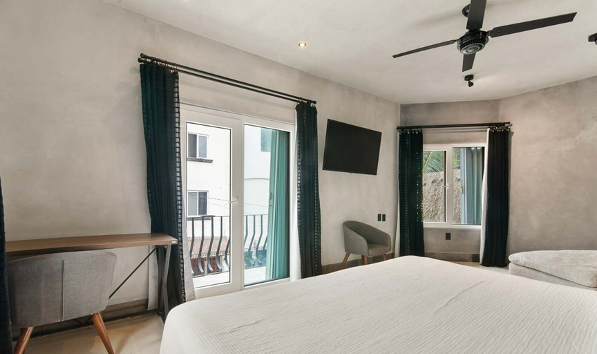 Room 2, Best Spot on 5th Ave - 2BR With King Beds Style, Cozumel