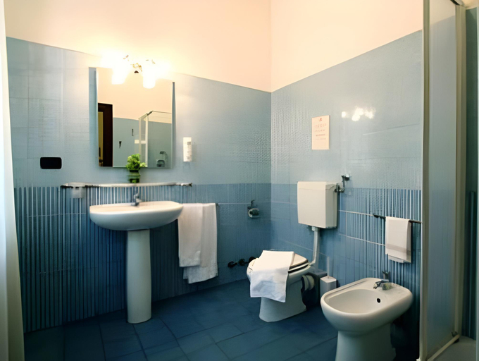 Bathroom 4, Albergo Birra, Genova