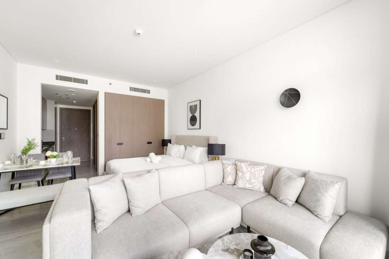 Room 2, Luxury Living in Peninsula Five With Skyline View and Amazing Pool, Dubai