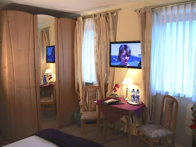 Bedroom 2, Land-gut-Hotel Gasthof Waldschanke, Landshut