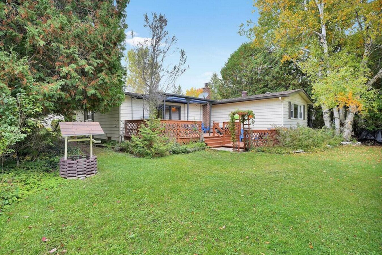 Room 5, Rustic Cottage w Heating Kitchen Canal Lake, Kawartha Lakes