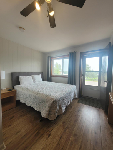 Bedroom 2, Town and Country Motel, Thunder Bay