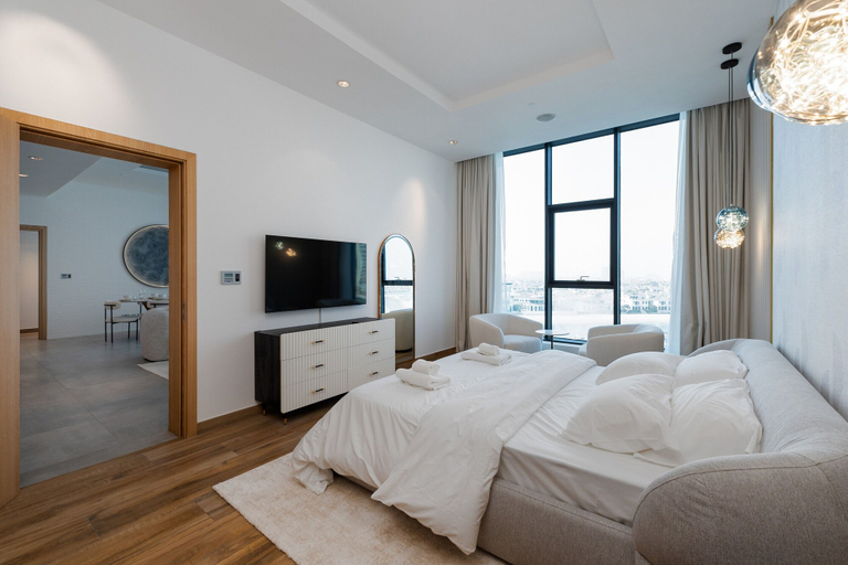Room 2, Refined 2BR Apt w Beach Access at The Palm, Dubai