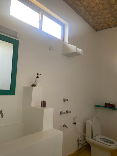 Bathroom 3, Shanti Yoga Home & Restaurant, Kusini