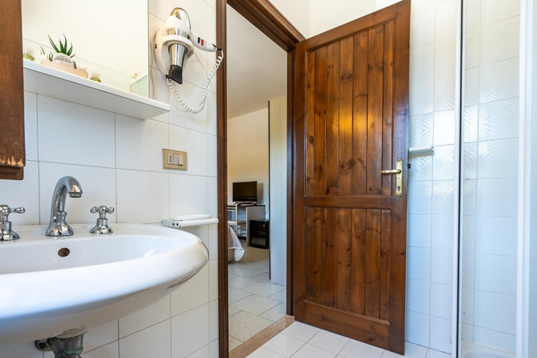 Bathroom 3, Hotel Marina, Olbia-Tempio