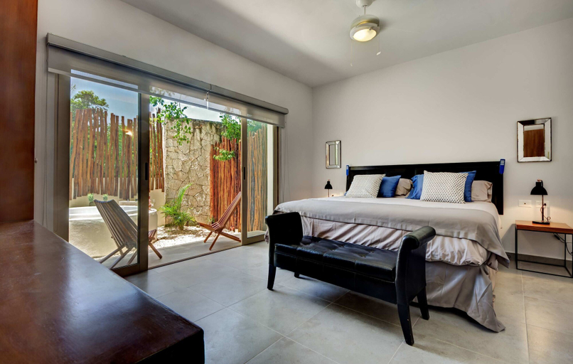 Room 5, Poolside Bliss With Private Terrace and Jacuzzi, Cozumel