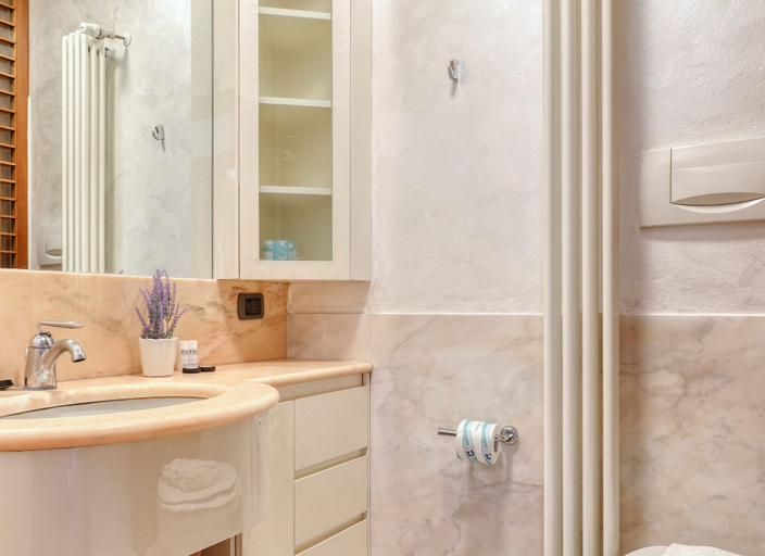 Bathroom, Delightful 2BR flat near Navigli, Milano