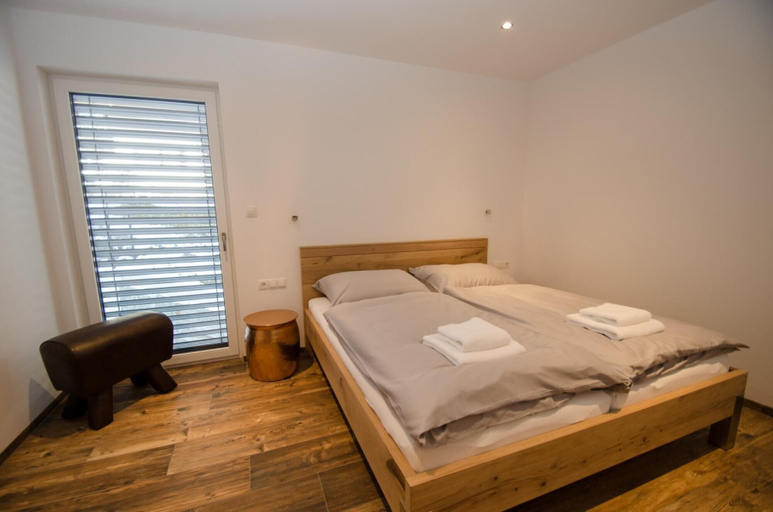 Room 2, Superb Alpine Lodges Zell am See 4pax, Zell am See