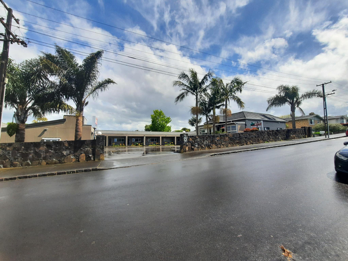 Others 5, Phoenix Palm Motel, Waitakere