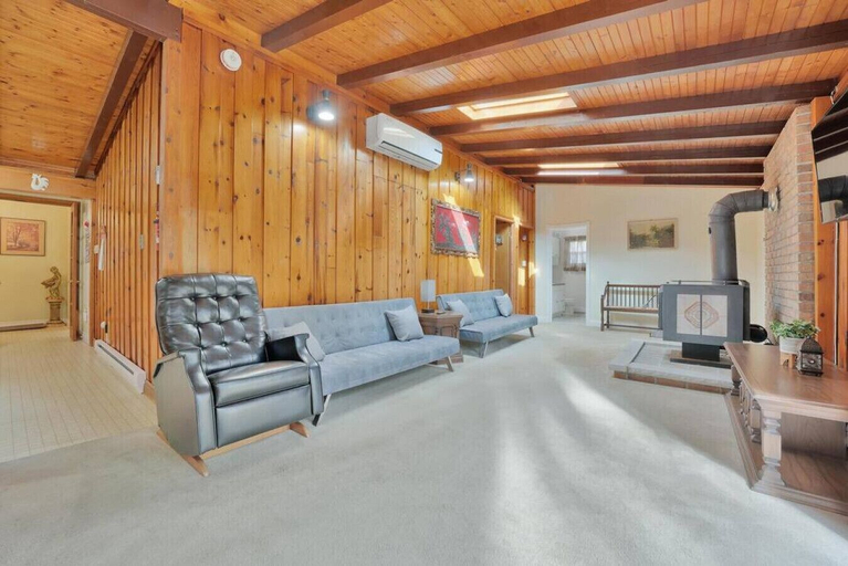 Room 4, Rustic Cottage w Heating Kitchen Canal Lake, Kawartha Lakes