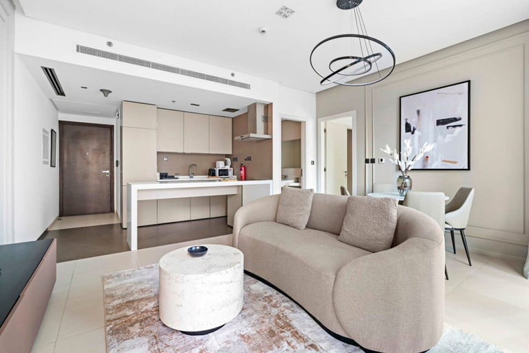 Room 5, Silkhaus Chic in West Avenue Pool Gym Access, Dubai