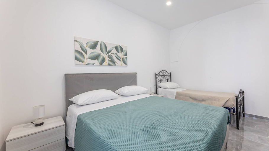 Room 5, Sole Apartment 1 - Central Marina With Modern Furnishings, Lecce