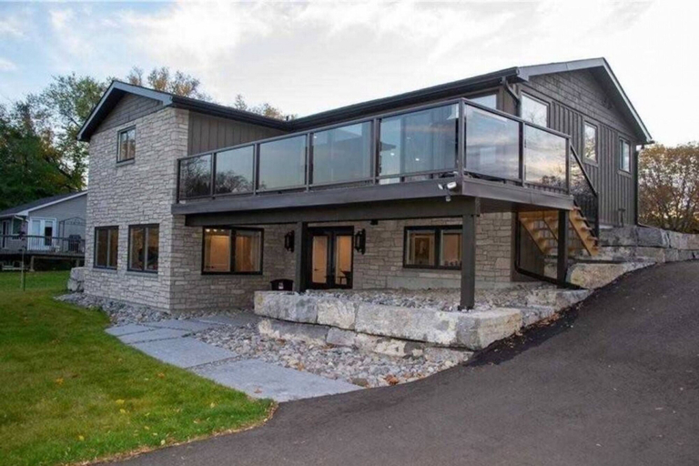 Room 5, Chemong Lake Cottage w Private Boat Launch, Peterborough