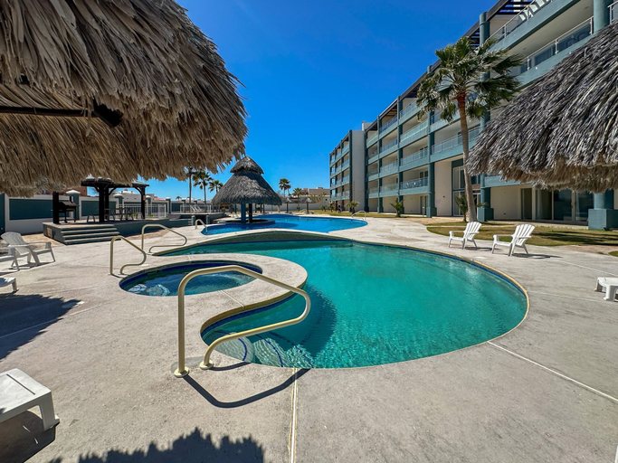Room 3, Upscale Ocean View Condo Close to it all Great, Puerto Peñasco