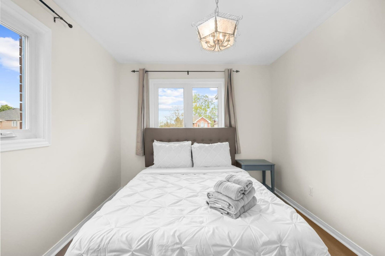 Room 5, Newly Renovated 3BR in Whitby Family-friendly, Durham