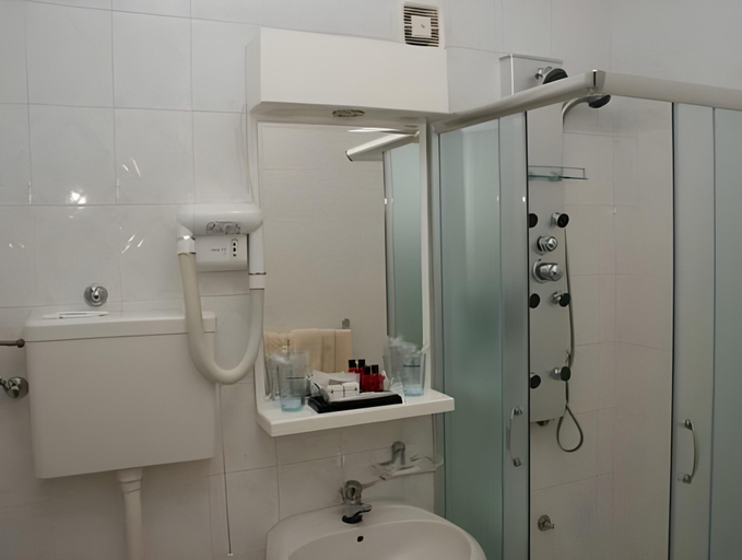 Bathroom 4, Hotel Prezident, Subotica