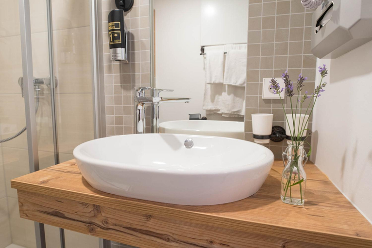Bathroom, Alpenhotel Dahoam, Traunstein