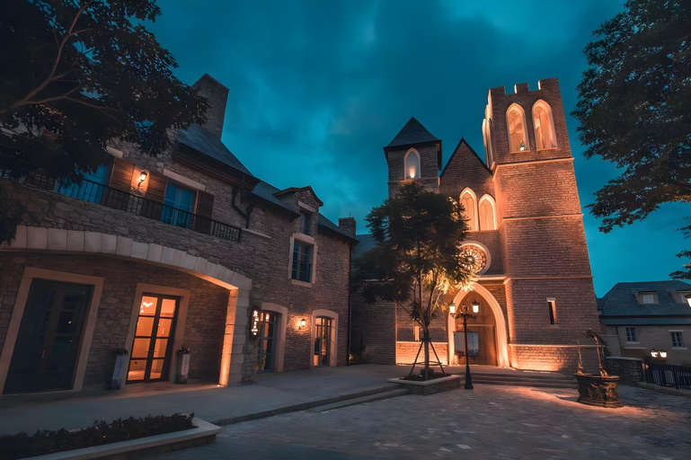 Exterior & Views