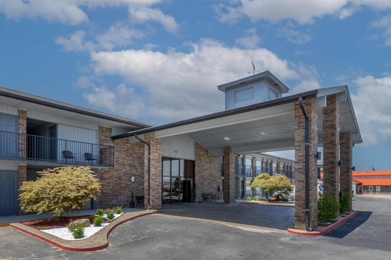 Exterior & Views 2, SureStay Plus Hotel By Best Western Poteau, Le Flore