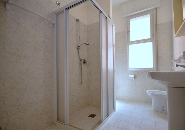 Bathroom 3, Spacious apartment in Bibione, Venezia
