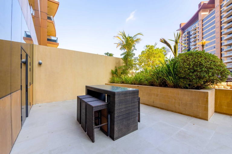 Room 4, Chic Stay on the Palm wz Private Beach Access, Dubai