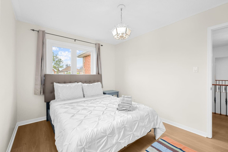 Room 4, Newly Renovated 3BR in Whitby Family-friendly, Durham