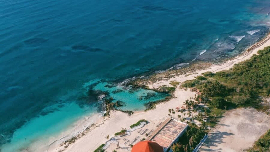 Room 5, Stunning 2 Bedroom Apartment at Condo With Best Tulum Infinity and Jacuzzi by Waves Management, Cozumel