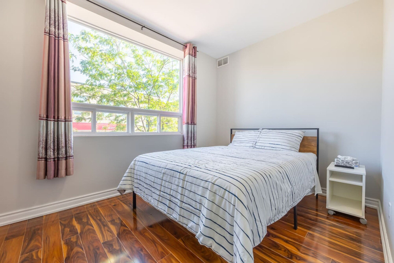 Room 5, Charming 2BR Retreat Steps From Niagara Falls, Niagara