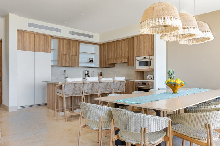 Room 5, Modern Luxury W Resort Amenities Sleeps 16, Compostela