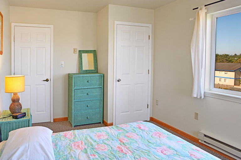 Room 2, Top Town Condo at Maris Stella, Grays Harbor