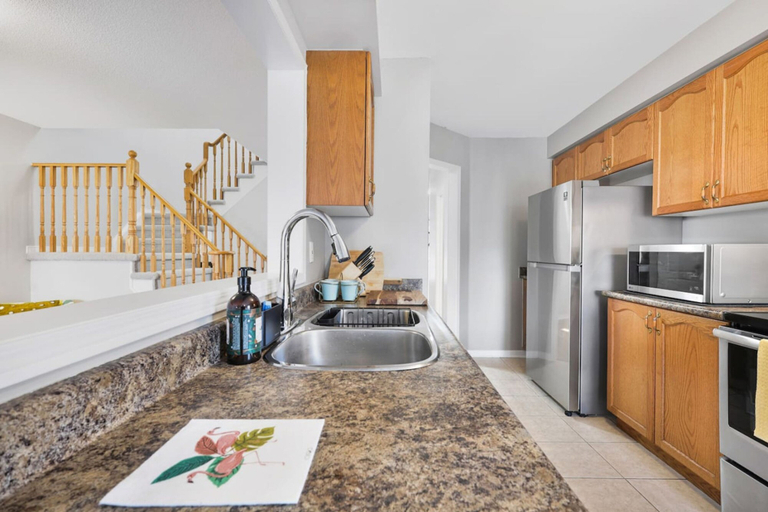 Room 5, Spacious Whitby Haven 3BR Home Parking, Durham