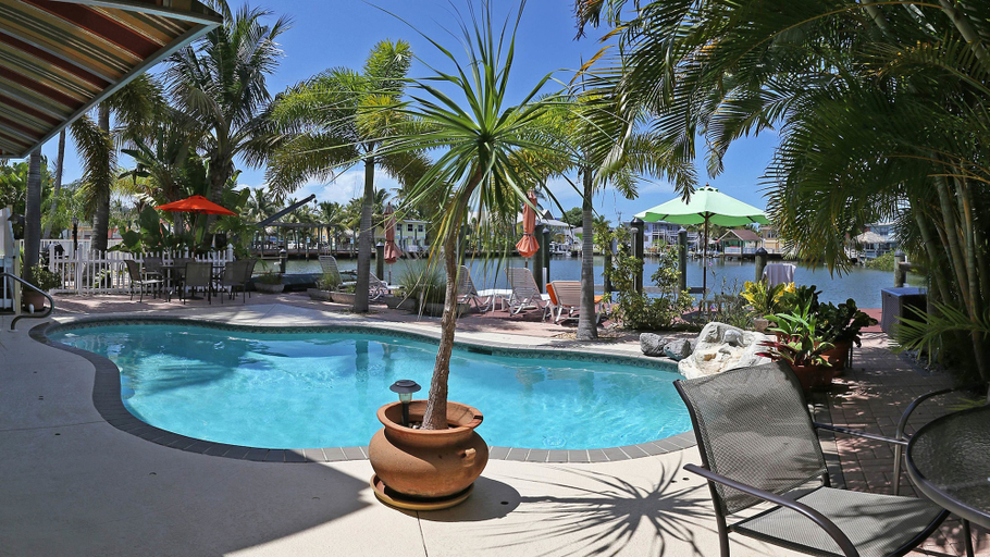 Primary image, Manatee Bay Inn, Lee