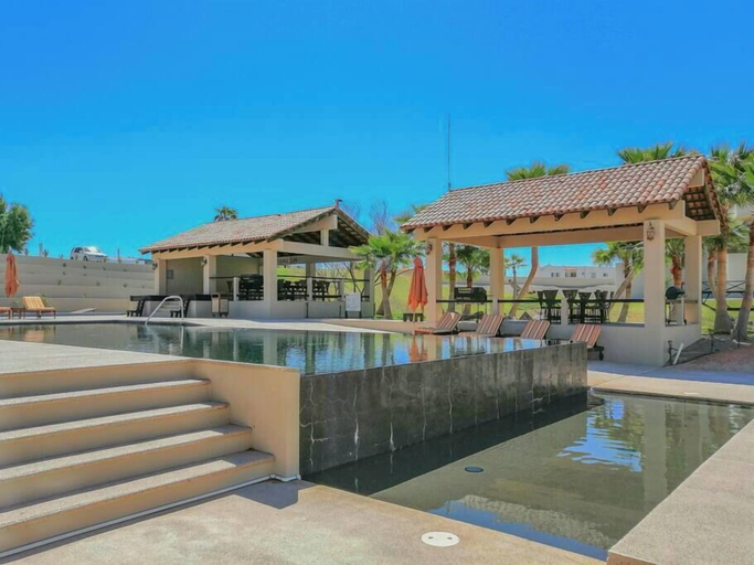 Room 4, Modern Ocean View Condo With Pools Gym, Puerto Peñasco