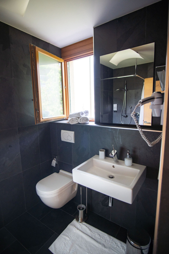 Bathroom 2, Apartments Prairerhof, Bolzano