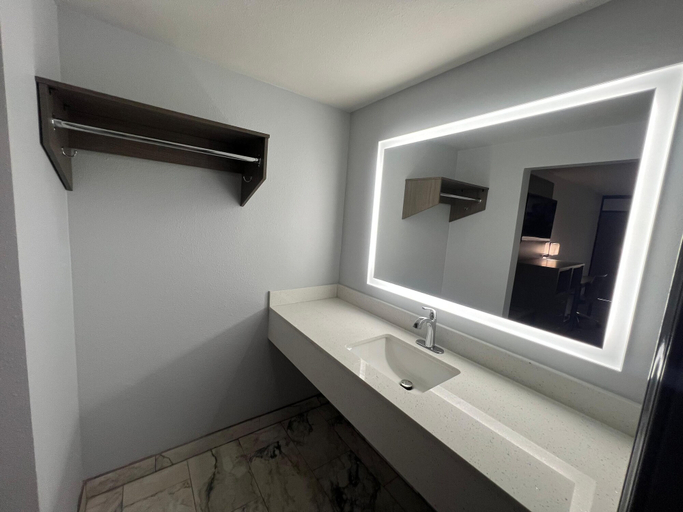 Bathroom 4, Westowne Inn Paducah - Exit 4, McCracken