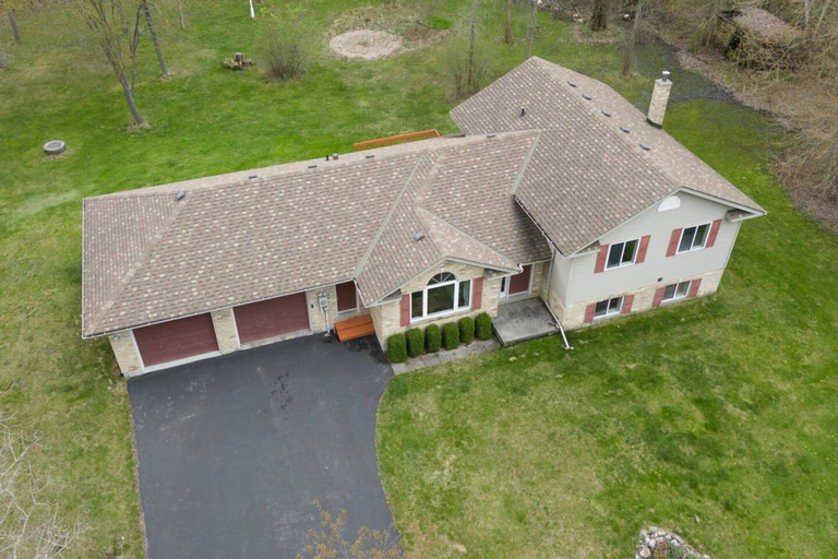 Room 4, Cozy 4BR Retreat in Quinte West BBQ Backyard, Hastings