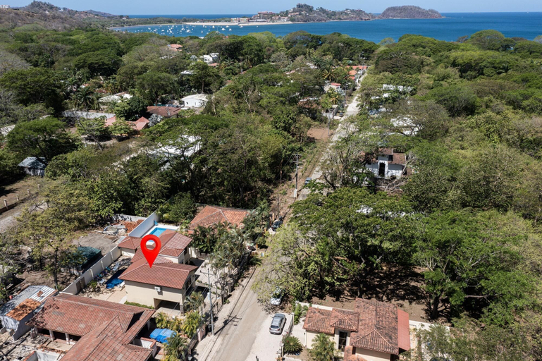 Room 5, Freshly Updated 3BR With Pool Walk to the Beach Casa Luz de Luna, Santa Cruz