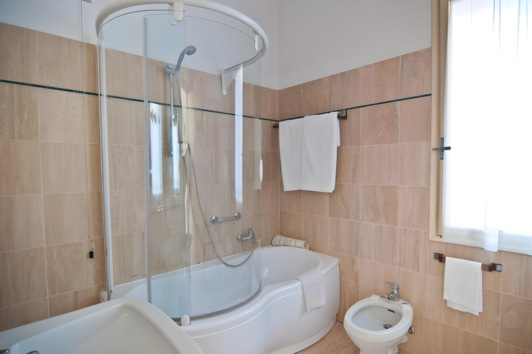 Bathroom 5, Grand Hotel De Londres, Imperia