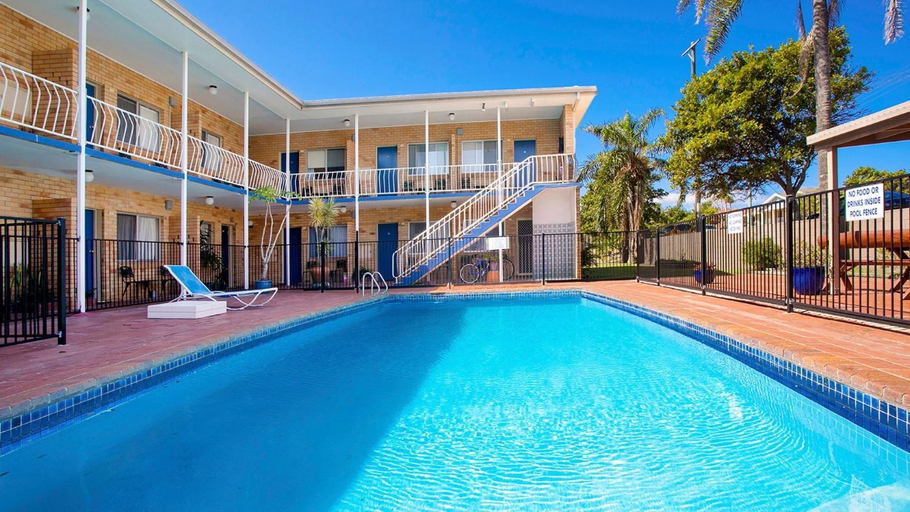 Others 5, Coasters 22 - steps away from downtown Sawtell, Coffs Harbour - Pt A